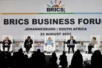 El presidente de Brasil, Luiz Inácio Lula da Silva, el presidente sudafricano, Cyril Ramaphosa, el primer ministro de la India, Narendra Modi, y el ministro de Comercio de China, Wang Wentao, asisten a la Cumbre BRICS de 2023.