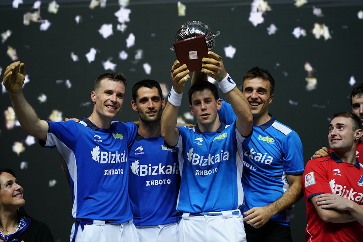 Los integrantes del equipo Anboto celebran el triunfo.