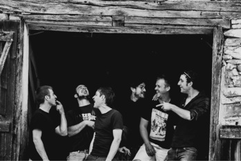 Xiberoots taldeko kideak reggae giroko kantuak lantzen dituzte.