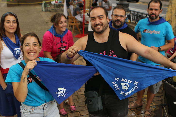 Comparsera y comparsero muestran las dos pañoletas diseñadas por Juan Carlos Eguillor en 1978.