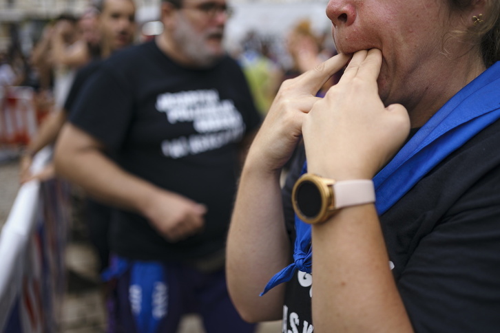 Konpartsakide bat txistuka, Aburtoren aurrean asteartean eginiko protestan.