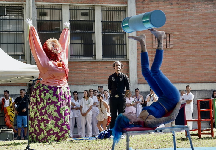 Marijaia observa a la artista brasileña Manoela Wolfart en su número de antipodismo.