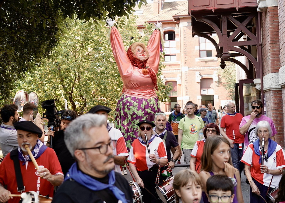 Marijaia llega junto al pabellón San Pelayo a su visita anual. Marijaia llega junto al pabellón San Pelayo a su visita anual.