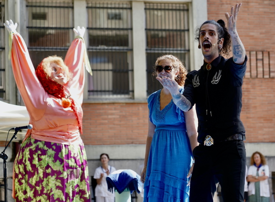 Nebur Frick ha deleitado al público con un número de magia. Nebur Frick ha deleitado al público con un número de magia.