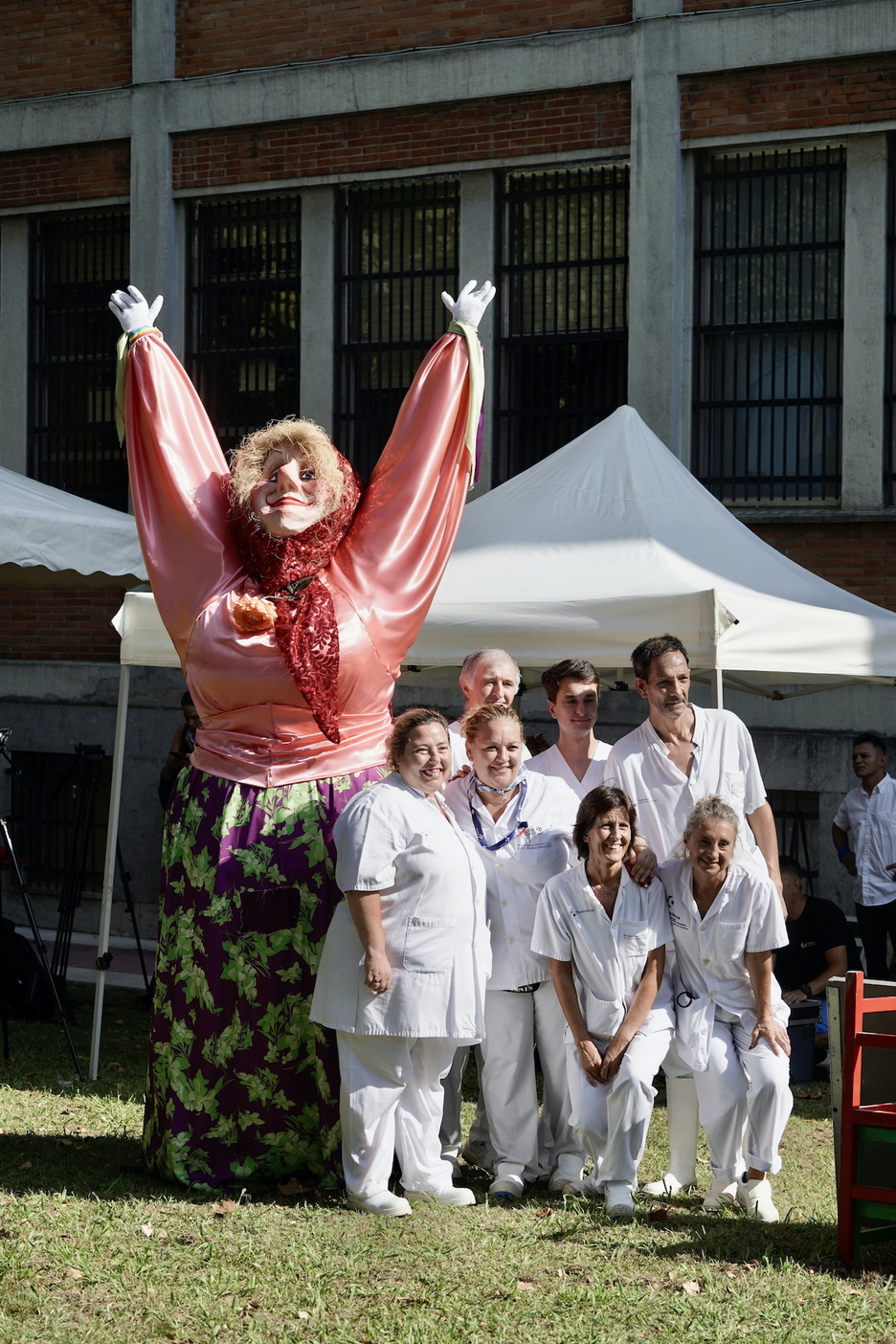 Personal de Basurto posando con Marijaia. Personal de Basurto posando con Marijaia.