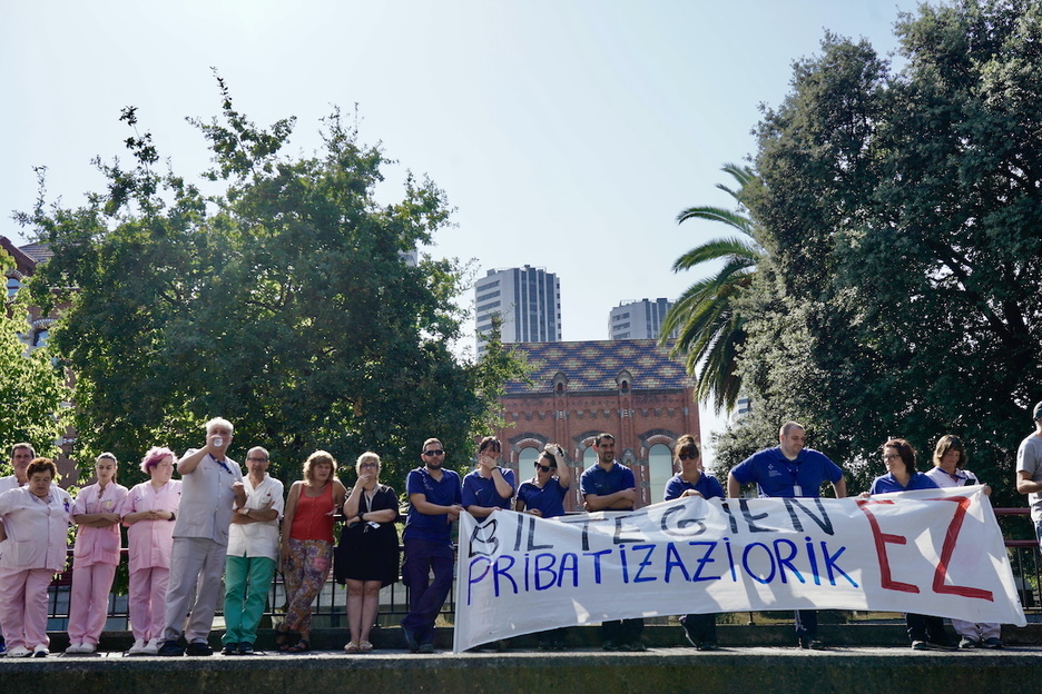 Trabajadores protestando contra la privatización de los almacenes de Osakidetza. Trabajadores protestando contra la privatización de los almacenes de Osakidetza.