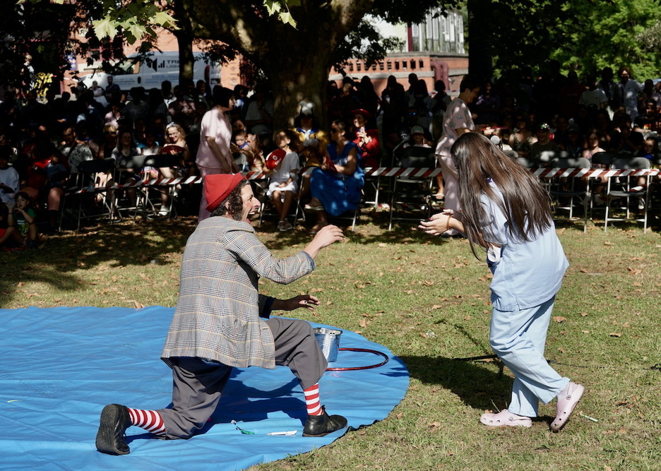 El clon Jano en medio de su número. El clon Jano en medio de su número.