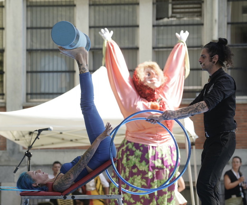 Manoela Wolfart, en el número de antipodismo, ayudada por Nebur Frick. Manoela Wolfart, en el número de antipodismo, ayudada por Nebur Frick.