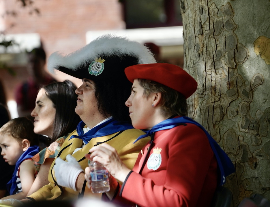 La pregonera, Aiora Renteria, y la txupinera, Izaskun Pinedo, siguen la actuación. La pregonera, Aiora Renteria, y la txupinera, Izaskun Pinedo, siguen la actuación.