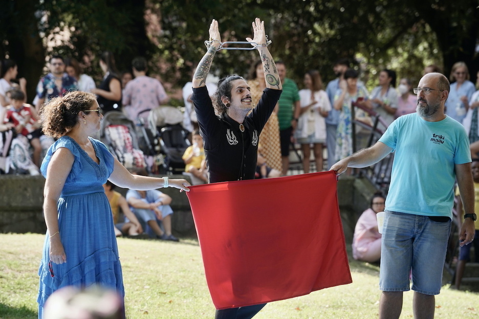 Nebur Frick, con los brazos esposados, en su número de magia. Nebur Frick, con los brazos esposados, en su número de magia.