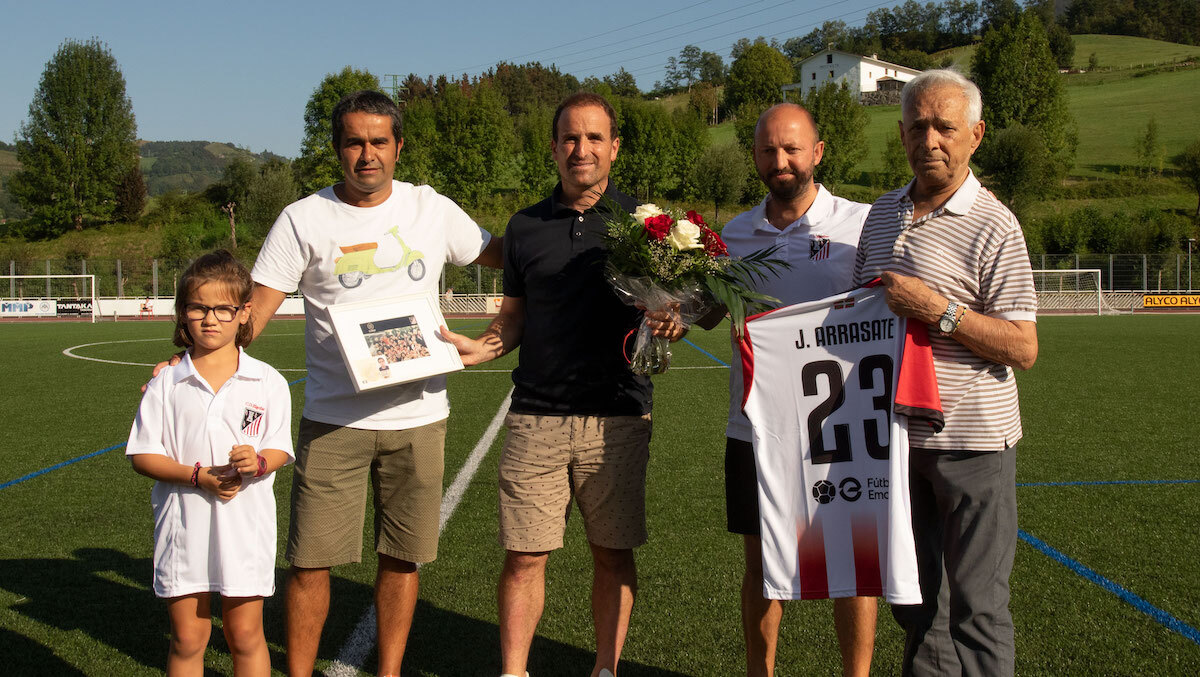 Arrasate recibió el homenaje del Elgoibar, donde fue futbolista y entrenador. (Ayuntamiento de Elgoibar)