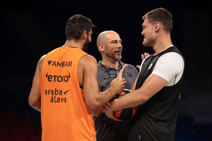 Joan Peñarroya charla con Maik Kotsar y Dani Díez.