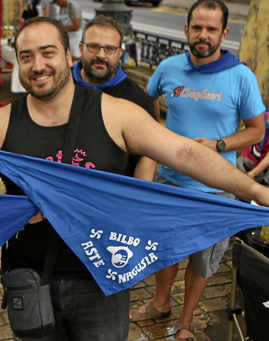 Comparsero muestra la pañoleta diseñada en 1978.