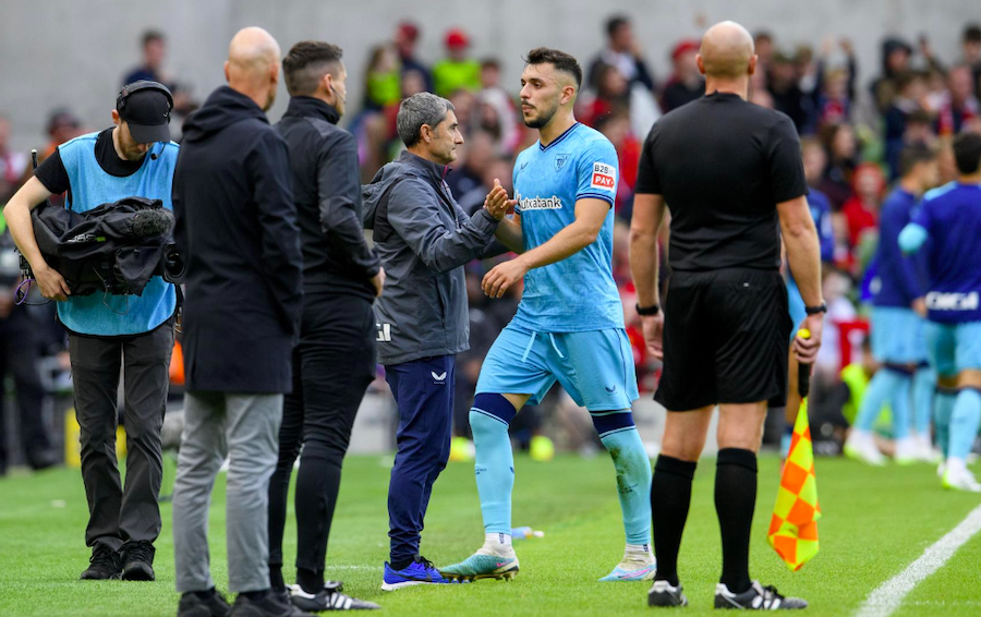 Paredes se saluda con Valverde tras ser expulsado en el amistoso contra el United. (@AthleticClub) Paredes se saluda con Valverde tras ser expulsado en el amistoso contra el United. (@AthleticClub)