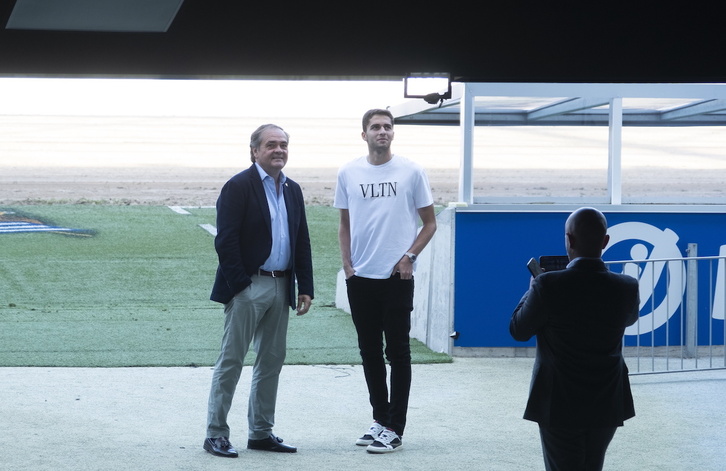Jokin Aperribay y Arsen Zakharyan, en la presentación del jugador ruso del lunes.