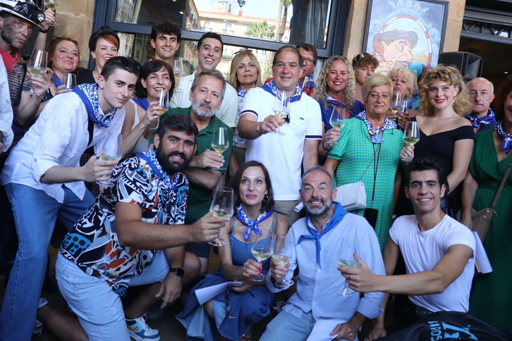 Actores y actrices que han participado en el txikiteo por la Plaza Nueva.