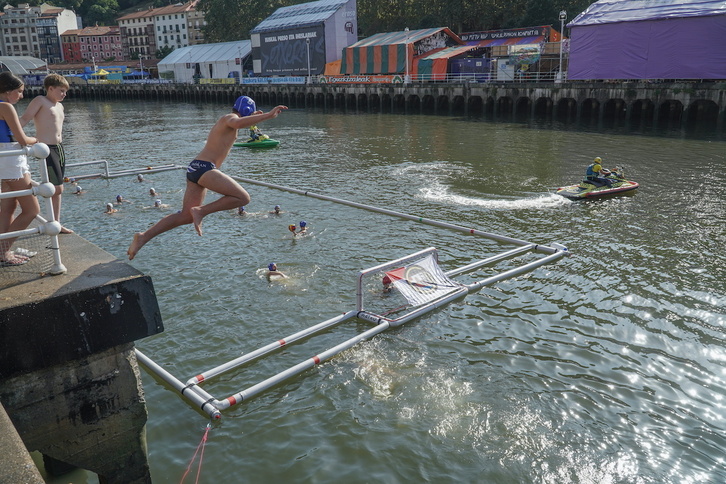 Campeonato de waterpolo en la Ría, organizado por Bilboko Konpartsak.