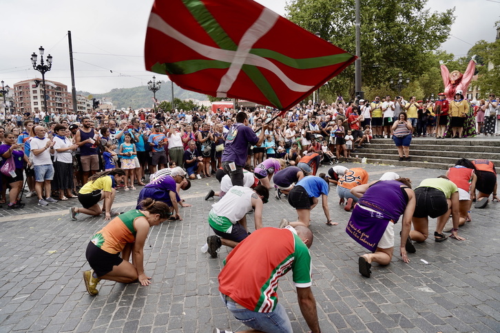 Konpartsakide batzuek hartu dute parte ikurriñari omenaldian.