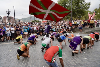 Konpartsakide batzuek hartu dute parte ikurriñari omenaldian.