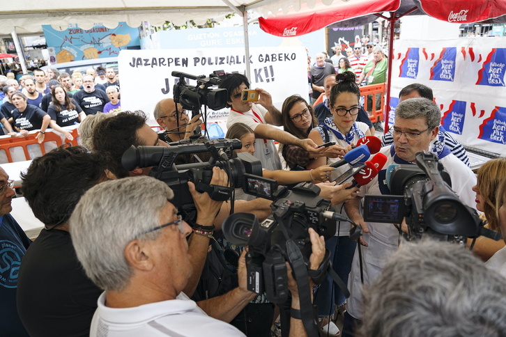 Aburto no aludió al incidente el martes, cuando las comparsas lo denunciaron delante suyo.