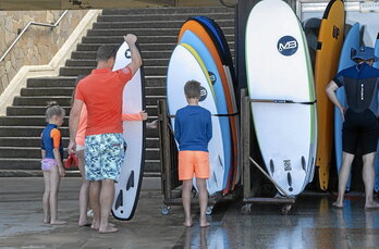 Familia bat surf taulak aukeratzen.