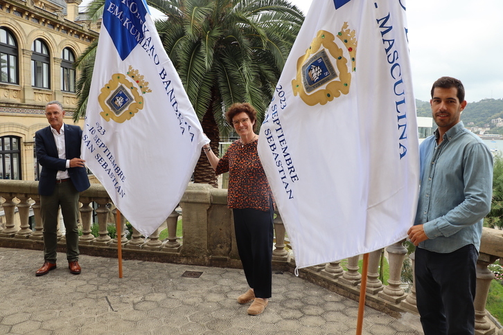 Kontxako Banderaren aurkezpena; erdian, Nekane Arzallus, Donostiako Udaleko alkateordea