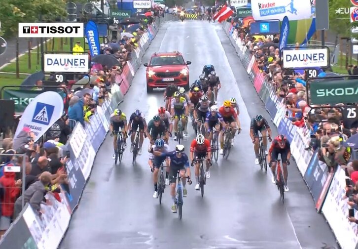 Álex Aranburu celebra la victoria de Mühlberger al ganar el sprint del grupo perseguidor.