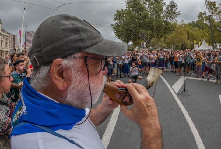 Albokariak Bilboko kaleetan zehar.