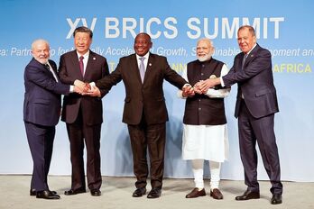 Posado al inicio de la cumbre de los BRICS en el Sandton Convention Centre de Johannesburgo