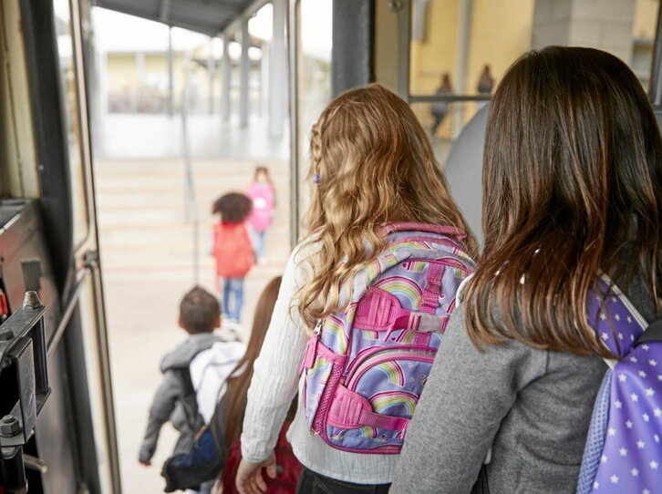 Ikasleak, autobusetik jaisten.