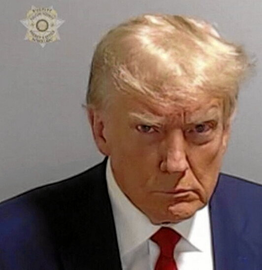 Horrela ageri da Trump Poliziak ateratako atxilotze-agirian. Berauk zabaldu du.