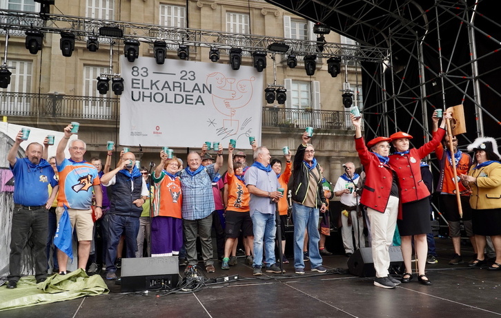 Homenaje a los comparseros que participaron en las labores de limpieza hace 40 años.