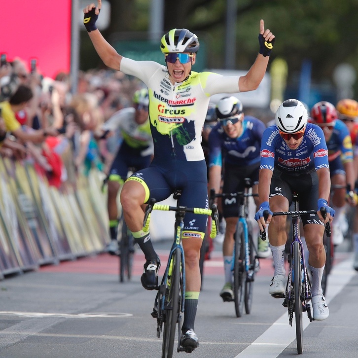 Madis Mihkels celebra su mejor victoria, con Álex Aranburu séotimo.