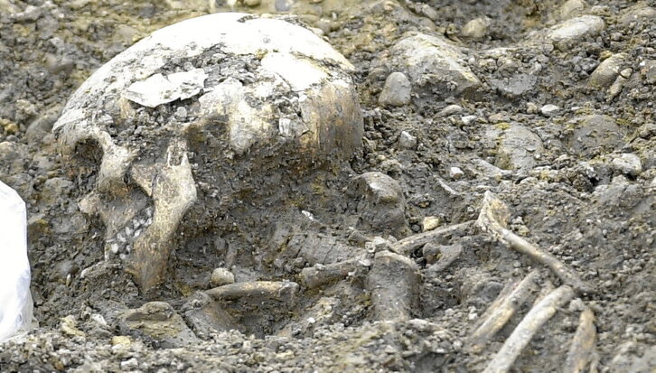 Esqueletos y cráneos encontrados en la maqbara iruindarra.