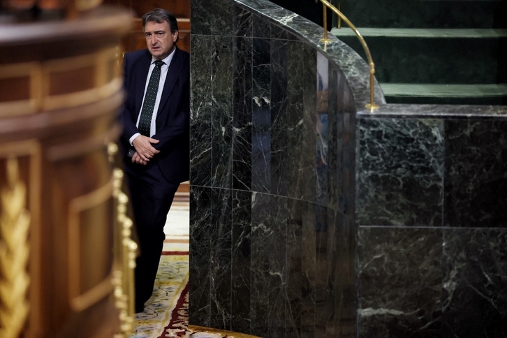 Aitor Esteban, pensativo en una sesión del Congreso.