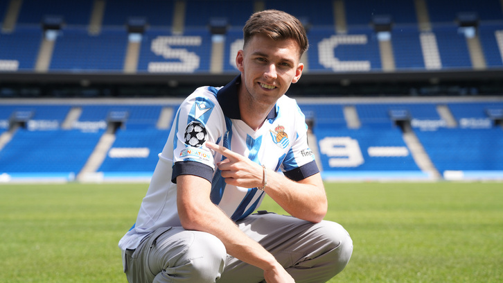 Kieran Tierney posa con la camiseta de la Real en Anoeta.