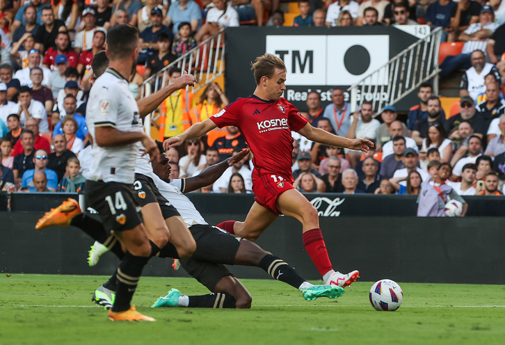 En esta jugada Pablo Ibáñez provocó el penalti que dio lugar al 0-1 en Mestalla.