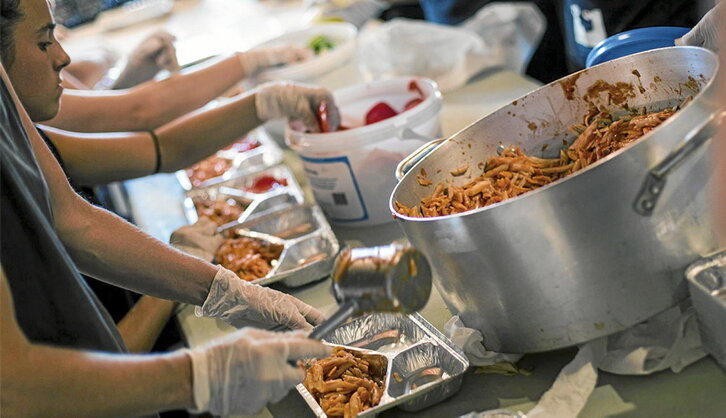 Voluntarias de Zaporeak reparten comida en la isla de Chíos.
