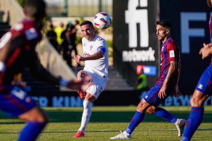 Arbilla despeja el balón rodeado de rivales.