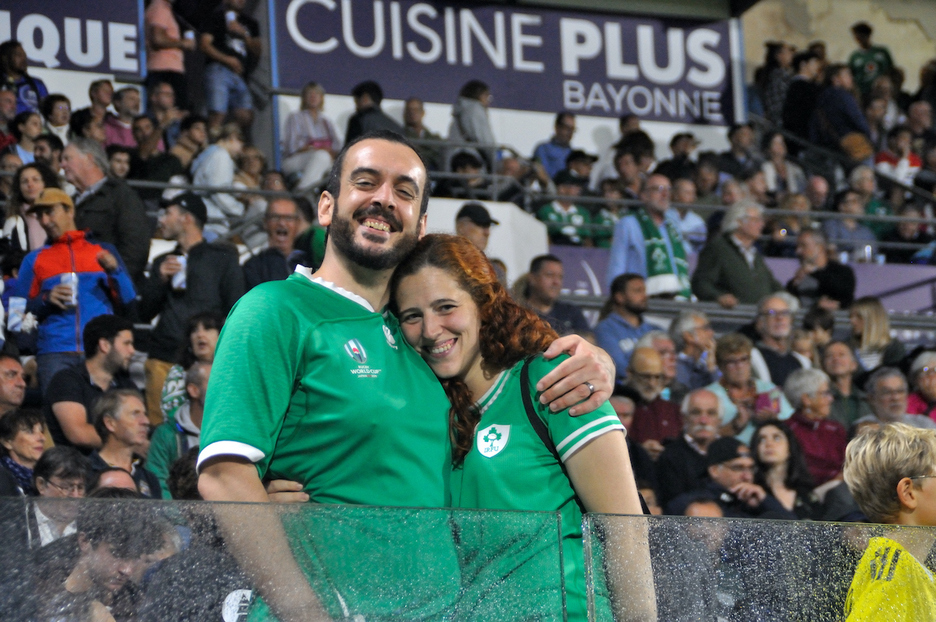 Una pareja de espectadores con camisetas de Irlanda.