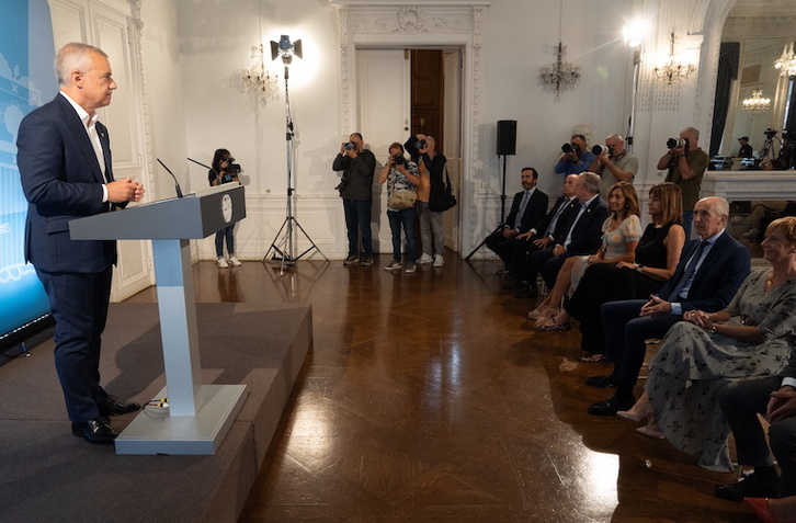 El lehendakari, Iñigo Urkullu, ha comparecido sin corbata ante la prensa y ante su Gobierno para fijar las línas del próximo curso.