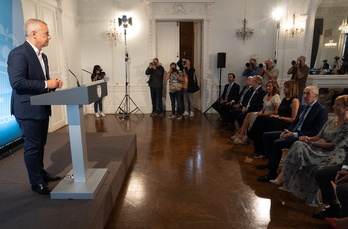 El lehendakari, Iñigo Urkullu, ha comparecido sin corbata ante la prensa y ante su Gobierno para fijar las línas del próximo curso.