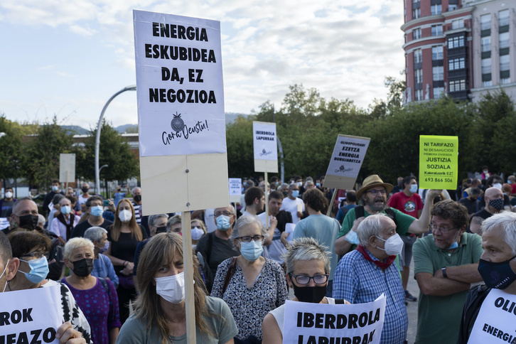 Protesta en Bilbo ante Iberdrola por la subida del precio de la luz.
