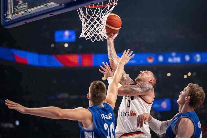 El alemán Daniel Theis supera con facilidad la débil defensa interior de Finlandia.
