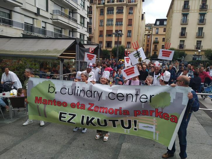 La movilización, por las calles de Gros.