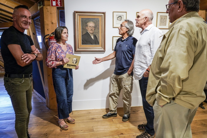 Andone Narvaez eta Jose Angel Lasa, Barrueta elkarteko kideez inguratuta, erakusketan.