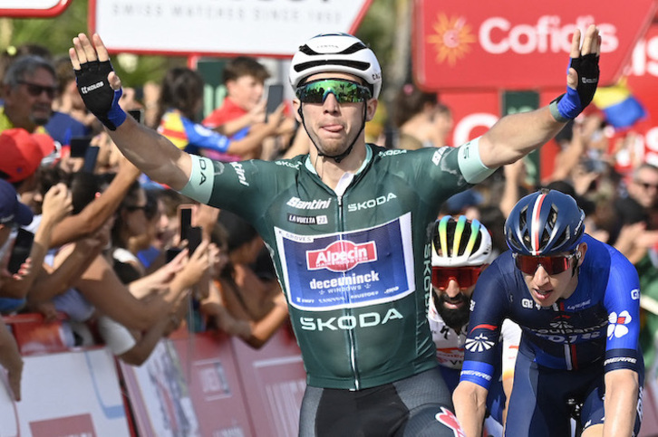 Kaden Groves vuelve a levantar los brazos victorioso.