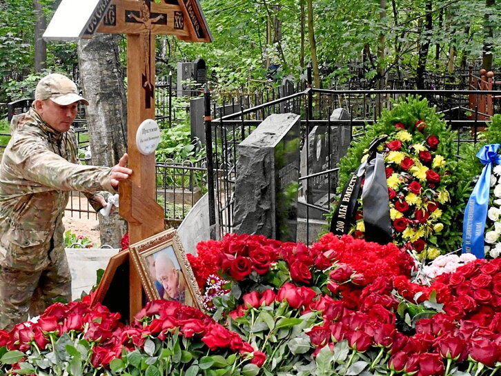 Un soldado, junto a la tumba de Yevgueni Prigozhin en San Petersburgo.