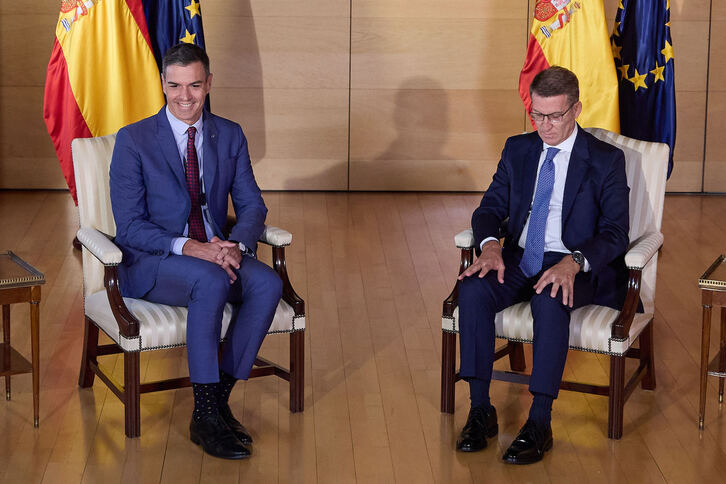 El lenguaje corporal de Sánchez y Feijóo fue muy distinto durante las fotos. 