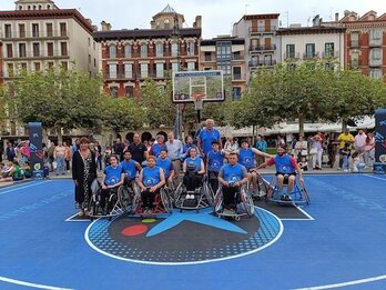 La Plaza del Castillo de Iruñea ha vivido un jueves de baloncesto de toda clase y condición.